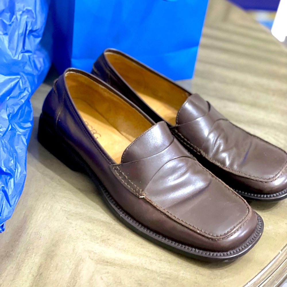 Men’s BCBG Dark Brown Loafers in NEW condition